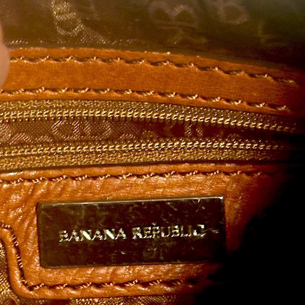 BANANA REPUBLIC
DAY BAG
GENTLY USED
HARD TO FIND BAG - Picture 4 of 4